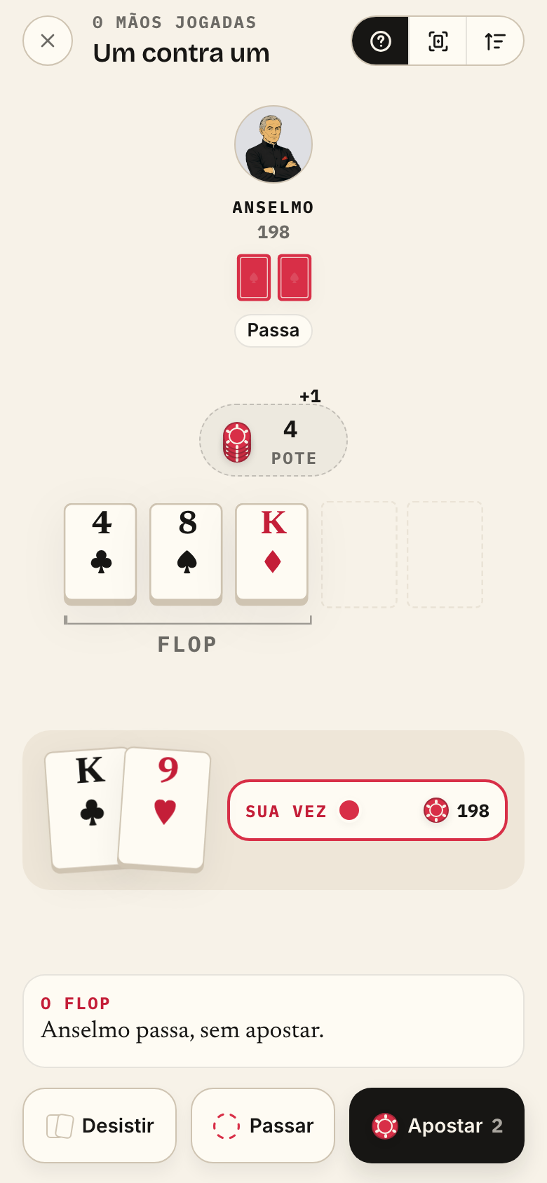 A mesa de prática do Pokeo no celular: Anselmo do outro lado, o flop na mesa e as suas duas cartas embaixo.